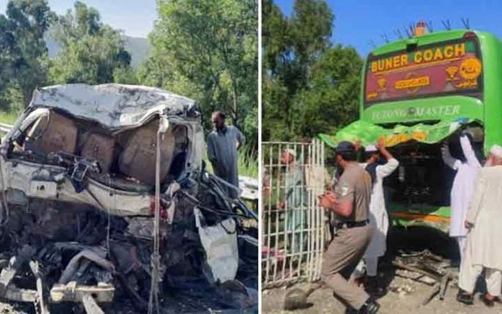 পাকিস্তানে যাত্রীবাহী বাসে ভ্যানের ধাক্কা, নিহত ১১