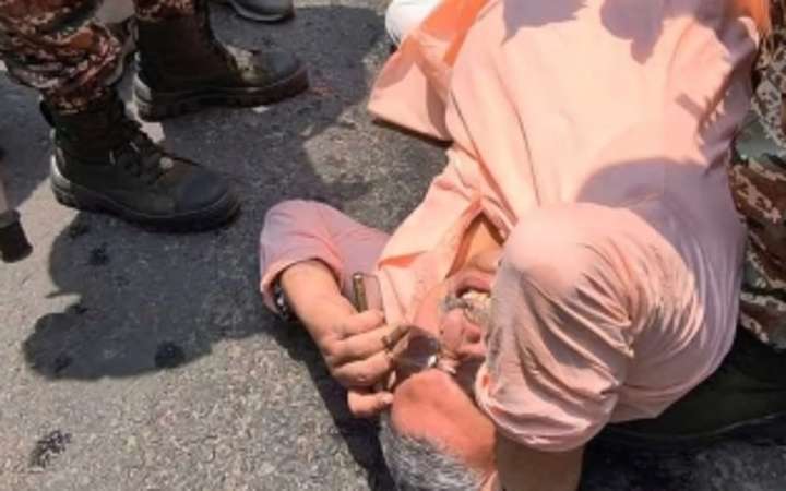 তৃণমূলের আরেক নেতাকে ঘিরে ‘মব’