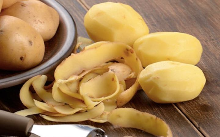 জেনে নিন আলুর খোসা কাজে লাগানোর ৪ উপায়