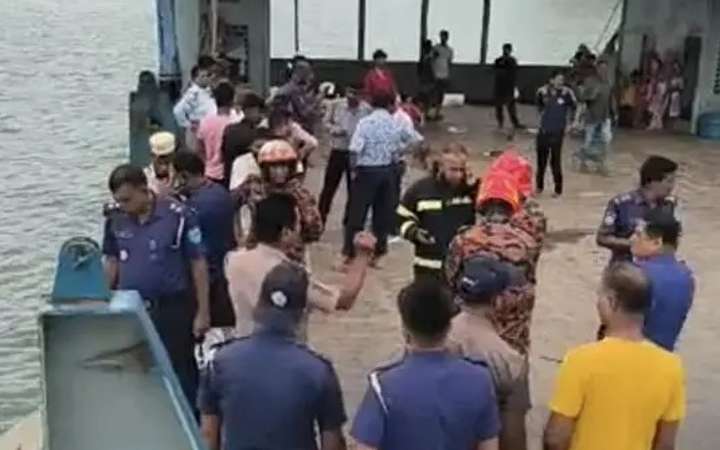 আবারও দৌলতদিয়া ঘাটে বাস নিয়ন্ত্রণ হারিয়ে নদীতে