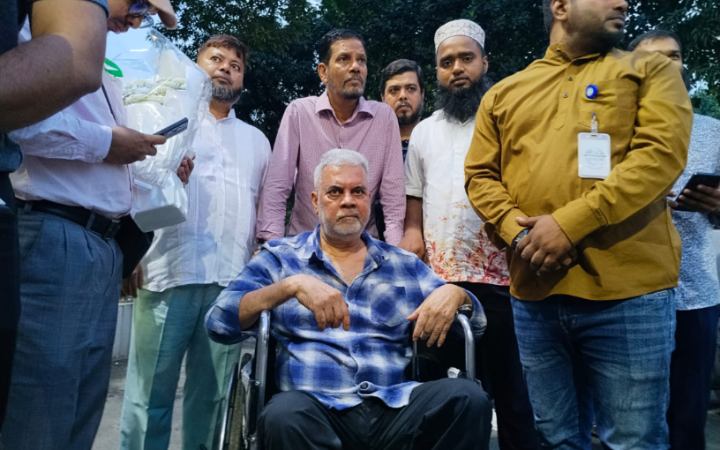 দীর্ঘ ১৫ মাস পর দেশে ফিরে দোয়া চাইলেন ইলিয়াস কাঞ্চন