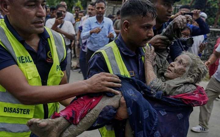 নেপালের বন্যা: চার ঘণ্টার অভিযানে উদ্ধার ৯৭ বছর বয়সী বৃদ্ধা