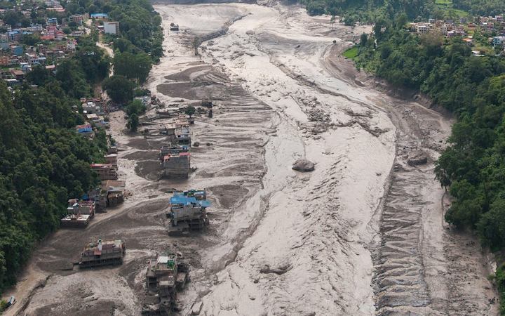 ৩ হাজার নিখোঁজ, মরদেহ সংরক্ষণে ফ্রিজার চেয়ে সহায়তা চাইছে নেপাল