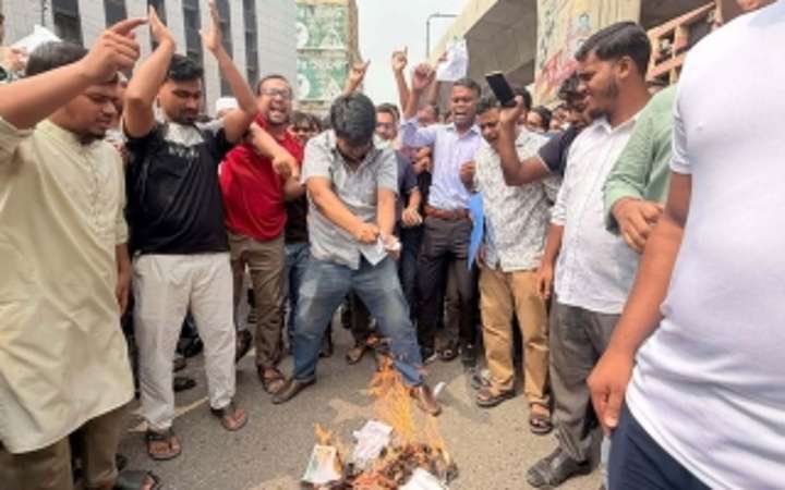 প্রশ্নফাঁসের অভিযোগে পরীক্ষা স্থগিত যুব উন্নয়নের, প্রার্থীদের বিক্ষোভ