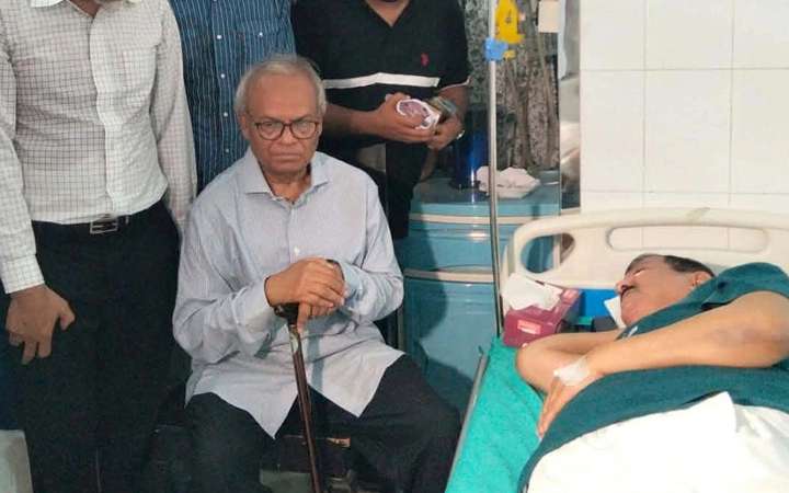 ভূমিমন্ত্রী মিজানুর রহমান মিনুকে দেখতে হাসপাতালে রিজভী