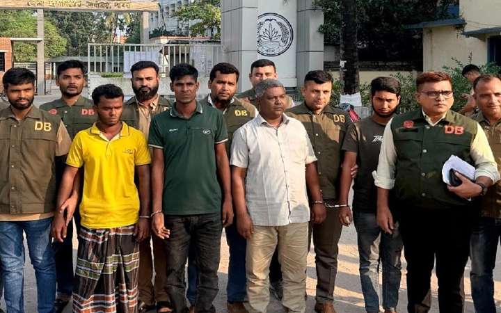 যুবলীগের সভাপতিসহ পাবনায় অস্ত্রসহ ৪ ব্যবসায়ী গ্রেপ্তার