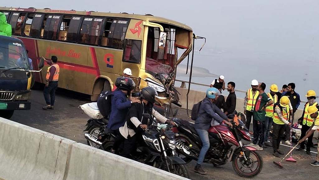 পদ্মা সেতুতে ২ বাসের মুখোমুখি সংঘর্ষ, আহত ২