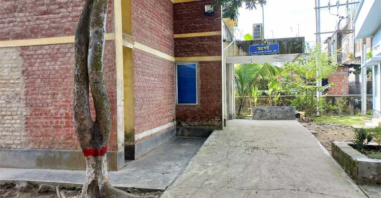 মর্গের সামনে সন্তানের লাশের জন্য ২৬ ঘণ্টার অপেক্ষা