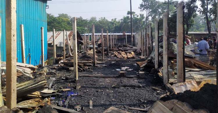 মিরসরাইয়ে অগ্নিকাণ্ডে ৯ ব্যবসা প্রতিষ্ঠান পুড়ে ছাই