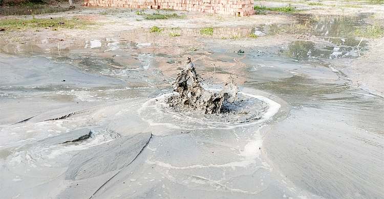 নলকূপ বসাতে গিয়ে উঠছে গ্যাস