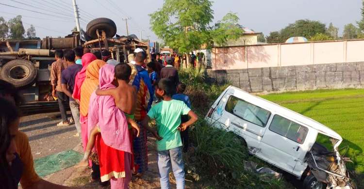ট্রাক-মাইক্রোবাস সংঘর্ষ, পুলিশসহ আহত ৫
