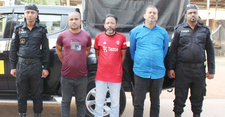 শিক্ষার্থীদের কাছে পর্নোগ্রাফি ভিডিও সরবরাহ করতেন তারা