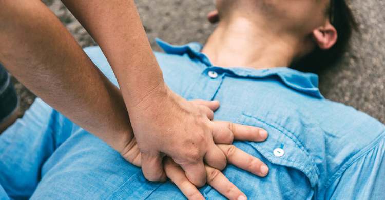 চোখের সামনে কারও হার্ট অ্যাটাক হলে দ্রুত যা করবেন