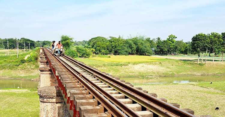 মানুষ-ট্রেন উভয়ের ভরসা যখন এক রেলসেতু