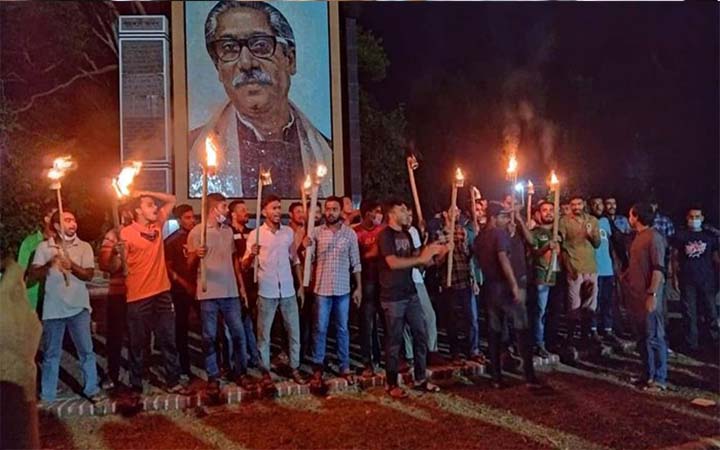 হল খোলার দাবিতে ইবি শিক্ষার্থীদের মশাল মিছিল