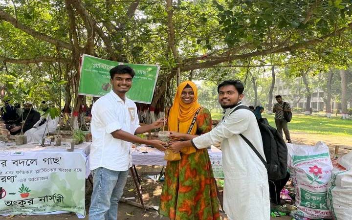 প্লাস্টিক নিয়ে গাছ উপহার দিল ইবির অভয়ারণ্য