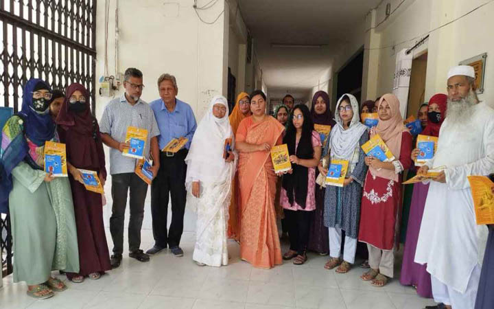 যৌন হয়রানি প্রতিরোধে ইবিতে সচেতনতামূলক লিফলেট বিতরণ