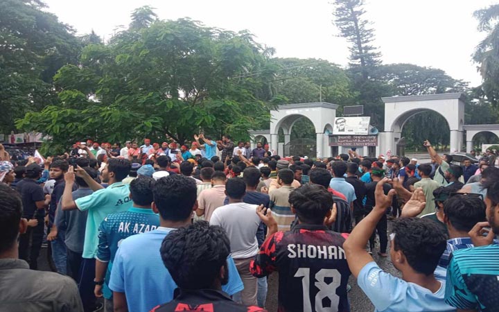 কোটা আন্দোলন: ইবিতে শিক্ষক-শিক্ষার্থীদের বিক্ষোভ