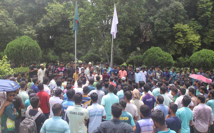 শেখ হাসিনার বিচারসহ ৪ দাবিতে ইবি শিক্ষার্থীদের বিক্ষোভ