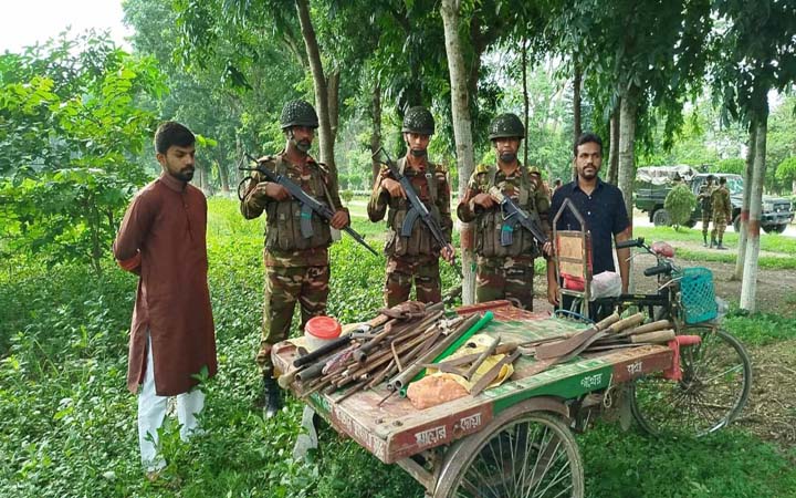 ইবির হলে ছাত্রলীগের কক্ষ থেকে গ্রেনেড ও পিস্তলসহ অস্ত্র উদ্ধার