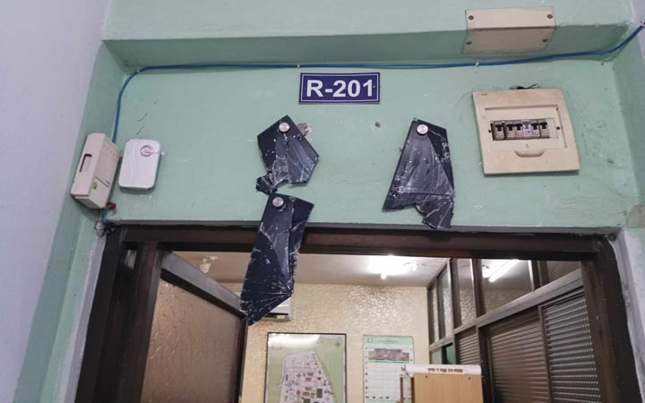 ইবির তিন দফতরে ভাঙচুর