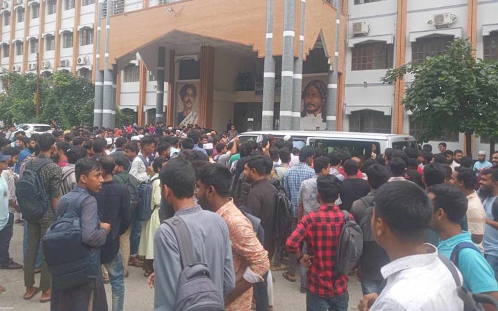 পরীক্ষা দিতে এসে শিক্ষার্থীদের তোপের মুখে ইবি ছাত্রলীগের ২ নেতা