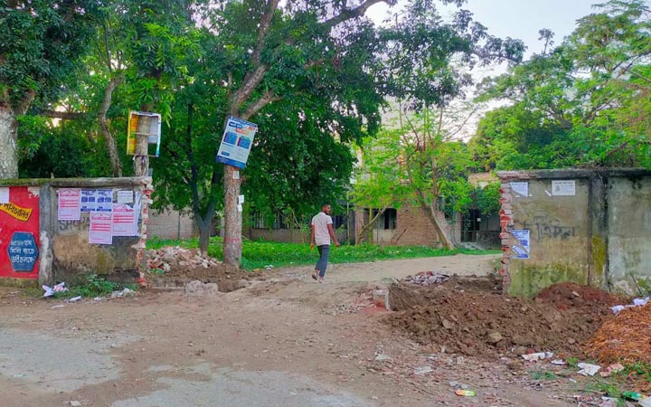 ইবিতে চক্রাকার পকেট গেট ভেঙ্গে ‘বড় গেট’ হচ্ছে