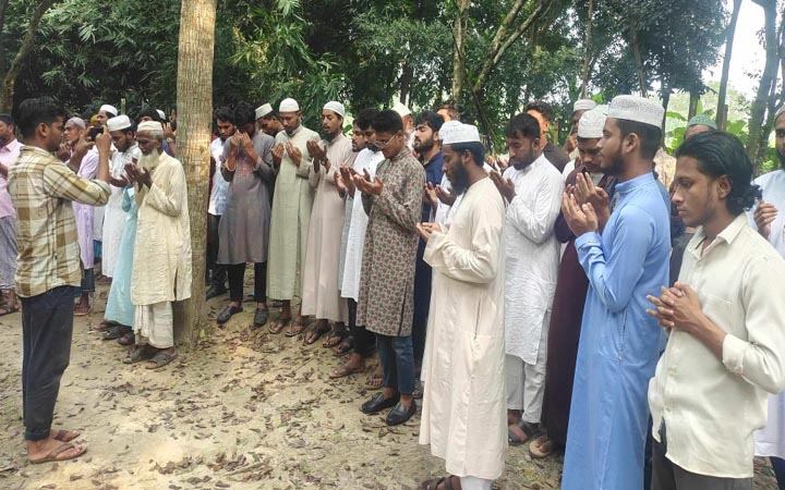 শহীদ ওসামার কবর জিয়ারত করেছেন ইবির সমন্বয়করা