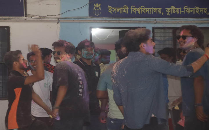 দোল পূর্ণিমা উদযাপনে মাতোয়ারা ইবি শিক্ষার্থীরা