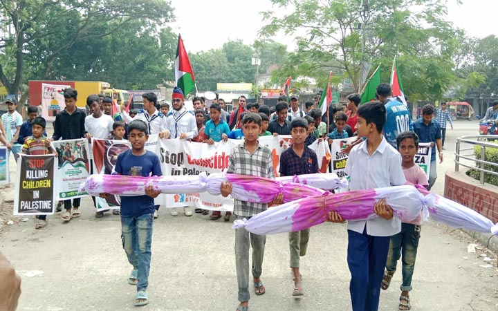 ফিলিস্তিনে গণহত্যার প্রতিবাদে ইবিতে মানববন্ধন