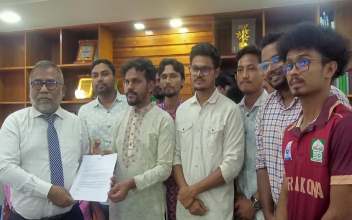 ইবিতে স্টেডিয়াম নির্মাণের দাবিতে স্মারকলিপি প্রদান