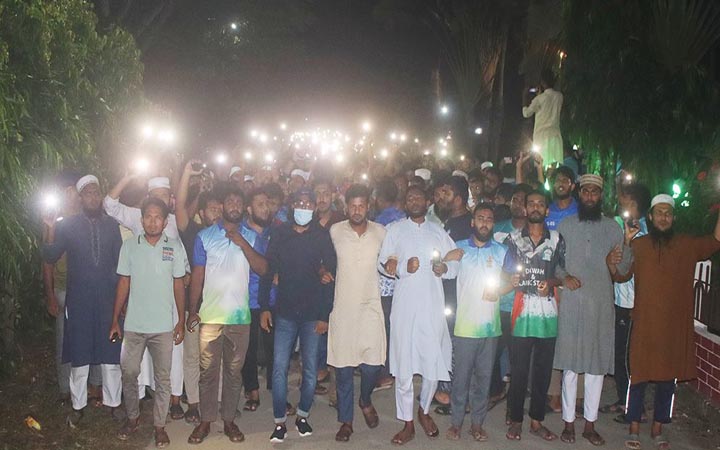 ইবি ছাত্রের মৃত্যুর তদন্ত-বিচার দাবিতে ছাত্রশিবিরের টর্চ লাইট মিছিল