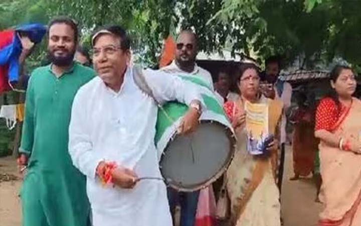 ঢোল হাতে নিয়ে ‘গ্যাসের দাম’ প্রচারে মন্ত্রী