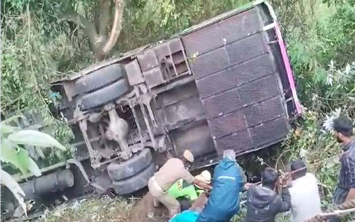 ভারতে ট্যুরিস্ট বাস খাদে পড়ে নিহত ৮