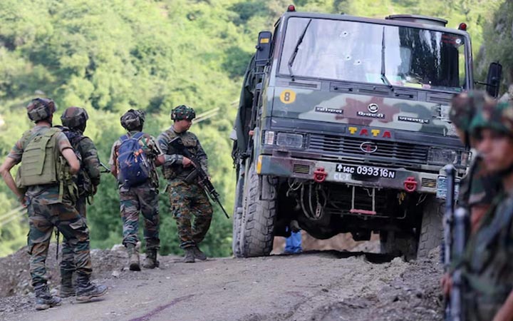 কাশ্মীরে ভারতীয় সেনাবাহিনীর গাড়ি খাদে পড়ে নিহত ৩