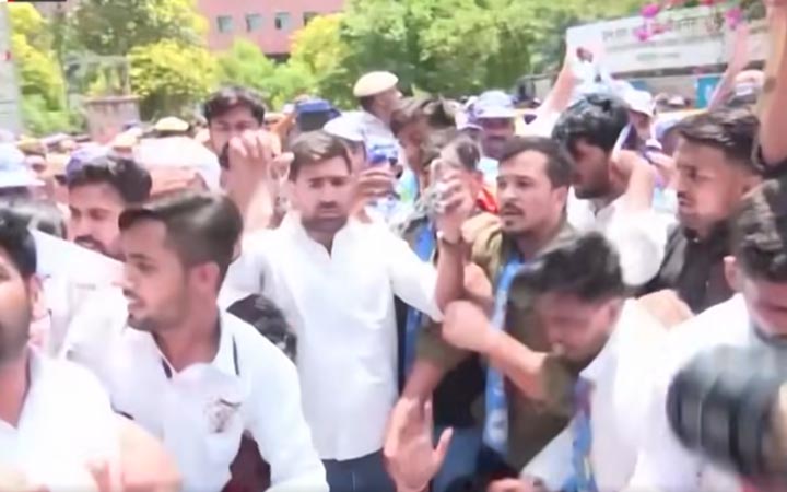 প্রশ্ন ফাঁসের কেলেঙ্কারিতে উত্তাল নয়াদিল্লি, শিক্ষামন্ত্রীর পদত্যাগ দাবি