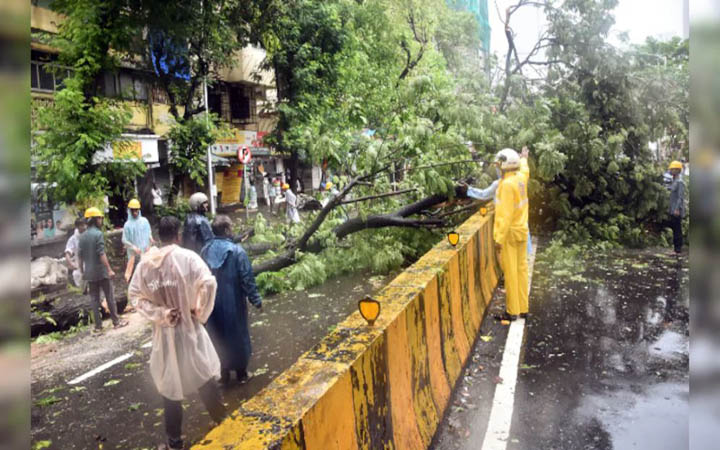 মুম্বাইয়ে টানা বৃষ্টিতে ১০ জনের মৃত্যু, রেড অ্যালার্ট জারি