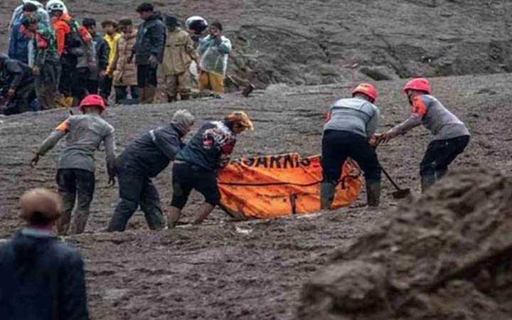 ইন্দোনেশিয়ায় ভূমিধসে নিহতের সংখ্যা বেড়ে ৫৩