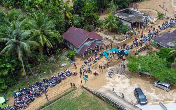 ইন্দোনেশিয়ায় বন্যা ও ভূমিধসে নিহত ১৮, নিখোঁজ ৫