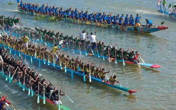 তিতাসে ঐতিহ্যবাহী নৌকাবাইচ, দুই কিলোমিটারজুড়ে দর্শনার্থীদের ভিড়