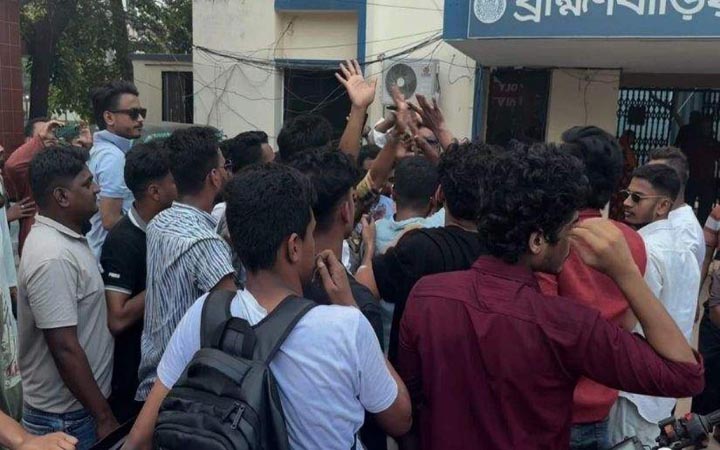 ছাত্রলীগের ঝটিকা মিছিল, প্রতিবাদে ছাত্রদলের থানা ঘেরাও