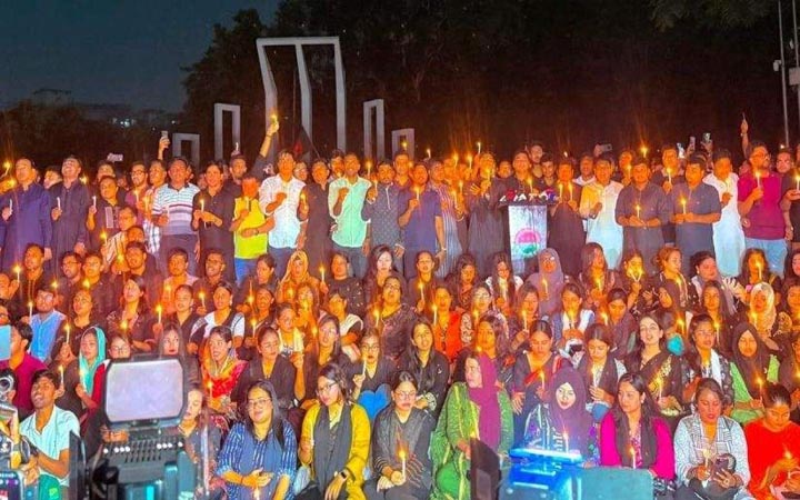 শহীদ মিনারে ছাত্রদলের ‘আলোয় আলোয় স্মৃতি সমুজ্জ্বল’ কর্মসূচি