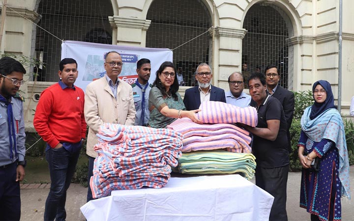 শীতার্তদের পাশে জবি রোভার স্কাউট গ্রুপ