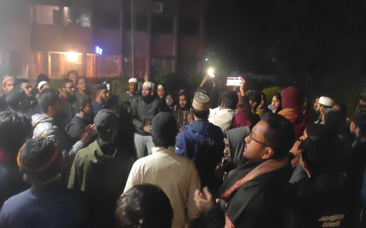 জাবির নারী সহকারী প্রক্টরকে কটূক্তির প্রতিবাদে বিক্ষোভ