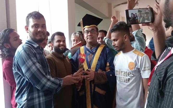 জাবিতে ‘জুলাইযোদ্ধা’ শিক্ষকদের ফুলেল শুভেচ্ছা