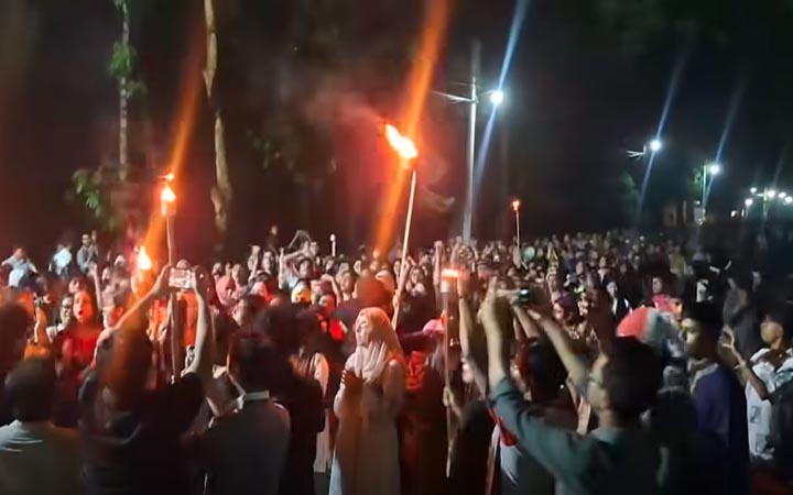 জাবি ছাত্রীকে জঙ্গলে নিয়ে ধর্ষণের চেষ্টা, মশাল হাতে শিক্ষার্থীদের বিক্ষোভ