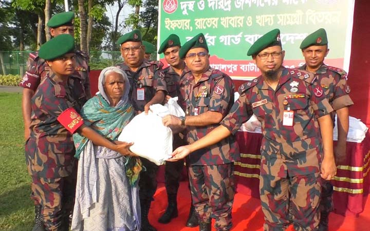 জামালপুরে বিজিবির ইফতার ও খাদ্য সামগ্রী বিতরণ
