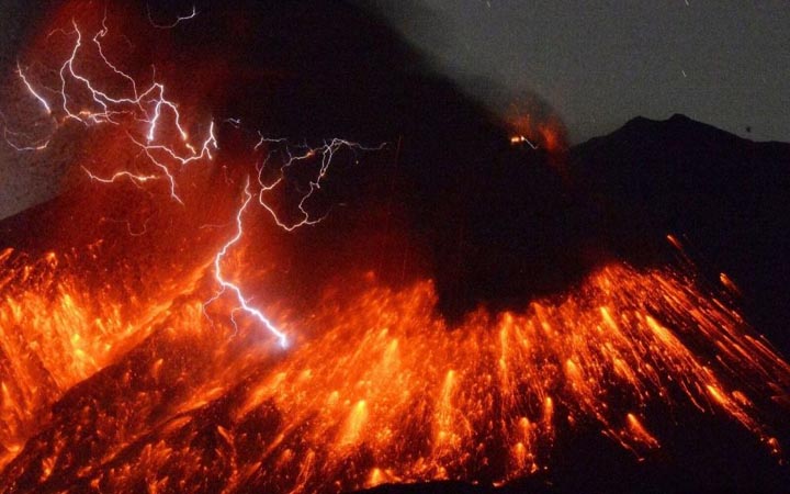 জাপানে আগ্নেয়গিরির অগ্নুৎপাত, ‘মেগা ডিজাস্টারের’ শঙ্কা
