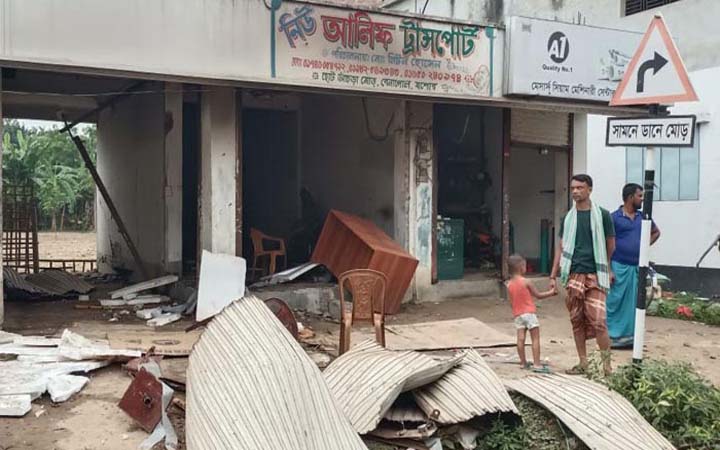 বেনাপোলে শক্তিশালী বোমা বিস্ফোরণ