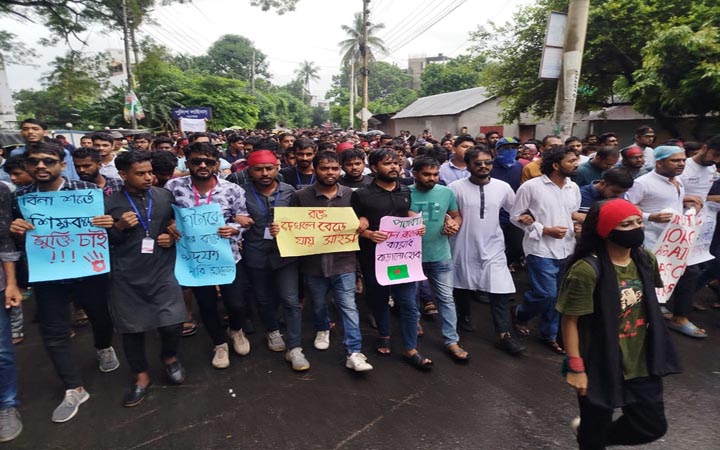 যশোরে প্রচন্ড বৃষ্টি উপেক্ষা করে ছাত্র-জনতার মিছিল